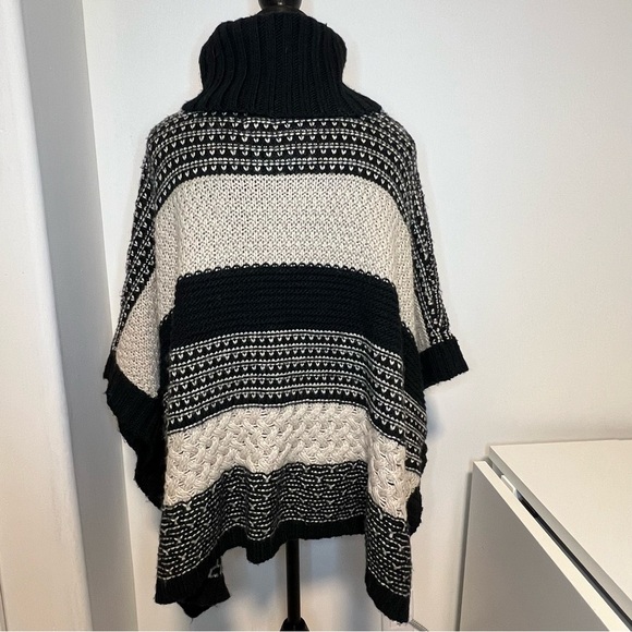 Women's mediumBlack and Cream Turtleneck Sweater/poncho - Picture 2 of 7